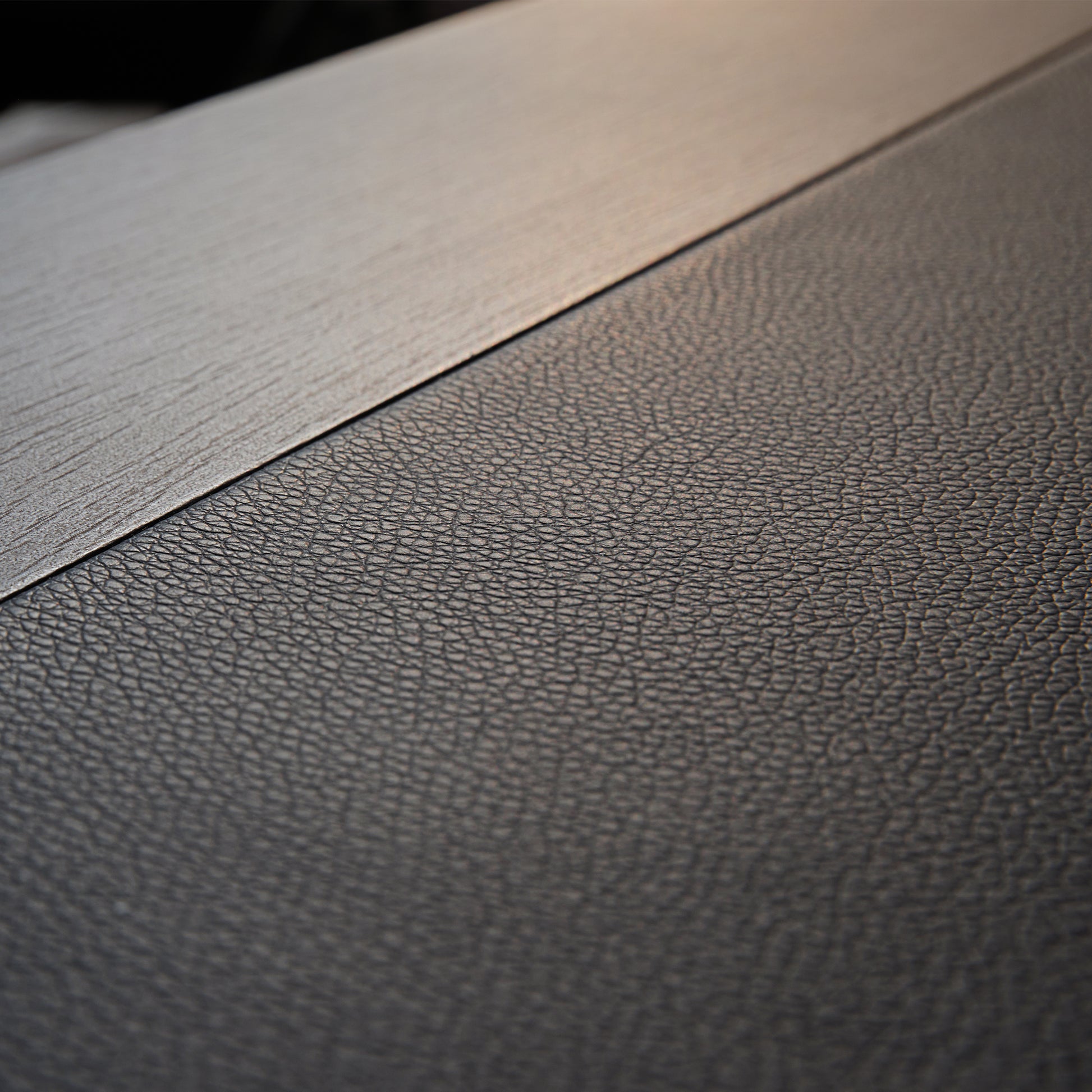 The executive standing desktop finish combine with wood color and leather