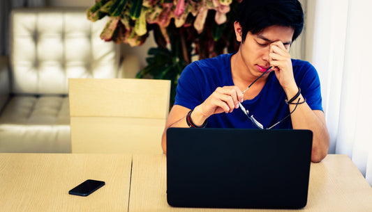 Discover how to prevent eye strain when working at your desk