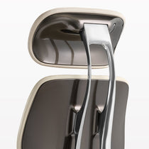 Eureka Ergonomic Light beige Forma ergonomic chair headrest & upper back: cream PU leather, stitching, dark gray shell, chrome frame.