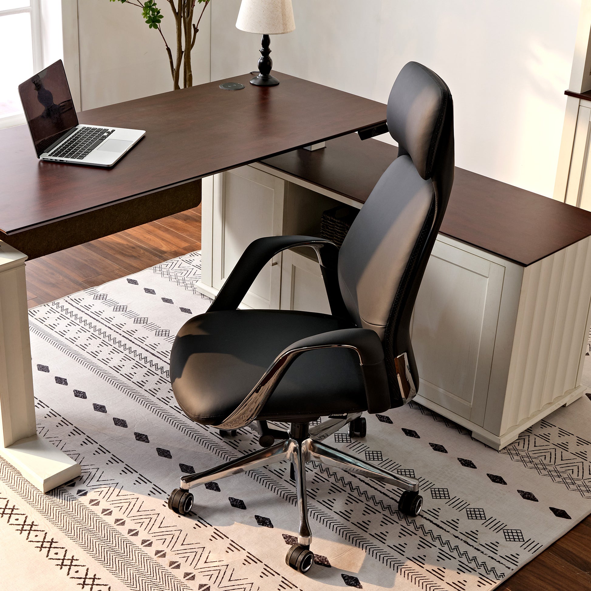 SERENE, Eureka comfy leather executive office chair Luxury Napa Leather, Black, Lifestyle image paired with Ark ES