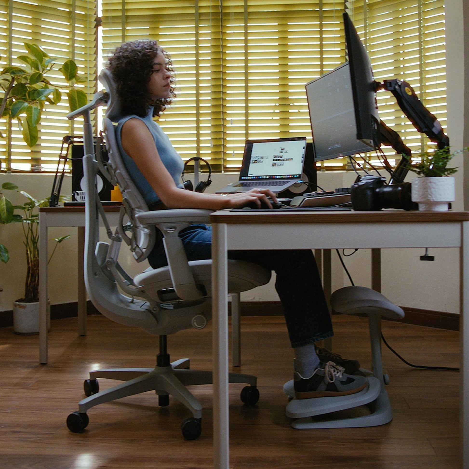 LiberNovo Omni in Home Office, Ergonomic Office Chair for All-day Back Support, Space Grey