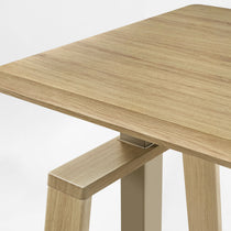 Ark Lite Standing Desk Detail in Light Wood Finish, Showing the Beveled Edge for Added Comfort and a Modern Look.
